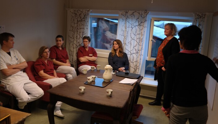 Brumunddal bo- og aktivitetssenter bruker TID for å hjelpe beboere til en bedre hverdag. Her er flere i personalet samlet på refleksjonsmøte. (Foto: Frank Roar Byenstuen) Brumunddal bo- og aktivitetssenter bruker TID for å hjelpe beboere til en bedre hverdag. Her er flere i personalet samlet på refleksjonsmøte. (Foto: Frank Roar Byenstuen)