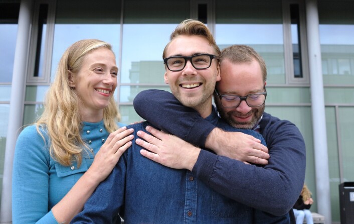 Oksytocin-forskere: Doktorgradsstipendiaten Ole Kristian Brandtzæg (i midten) gjorde en så god jobb at han fortjener oksytocin-fremkallende kos og klem, mener Siri Leknes og Steven Ray Wilson. (Foto: Bjarne Røsjø) Oksytocin-forskere: Doktorgradsstipendiaten Ole Kristian Brandtzæg (i midten) gjorde en så god jobb at han fortjener oksytocin-fremkallende kos og klem, mener Siri Leknes og Steven Ray Wilson. (Foto: Bjarne Røsjø)
