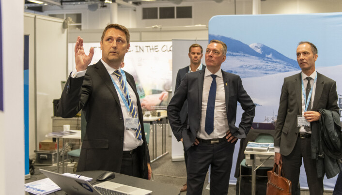 FFI-forsker Frank Steder forklarer forsvarsminister Frank Bakke-Jensen hvordan de har analysert mange år med skipstrafikkdata for å avdekke skjulte nettverk og mistenkelig adferd. (Foto: NCI agency) FFI-forsker Frank Steder forklarer forsvarsminister Frank Bakke-Jensen hvordan de har analysert mange år med skipstrafikkdata for å avdekke skjulte nettverk og mistenkelig adferd. (Foto: NCI agency)