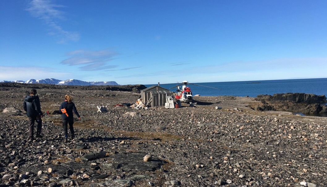Klimaforskere reiser med fly for å dra på feltarbeid og på internasjonale konferanser. Kanskje har de et høyere klimaavtrykk enn de selv ønsker? (Foto: privat) Klimaforskere reiser med fly for å dra på feltarbeid og på internasjonale konferanser. Kanskje har de et høyere klimaavtrykk enn de selv ønsker? (Foto: privat)