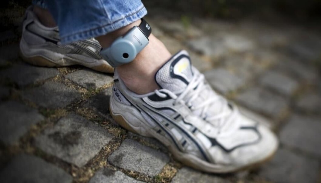 Elektronisk fotlenke ble innført i Norge i 2008. I 2014 fikk nesten 3000 personer sone med fotlenke i stedet for å sitte i fengsel. Nå har forskere sett nærmere på ordningen. (Foto: Kriminalomsorgen) Elektronisk fotlenke ble innført i Norge i 2008. I 2014 fikk nesten 3000 personer sone med fotlenke i stedet for å sitte i fengsel. Nå har forskere sett nærmere på ordningen. (Foto: Kriminalomsorgen)