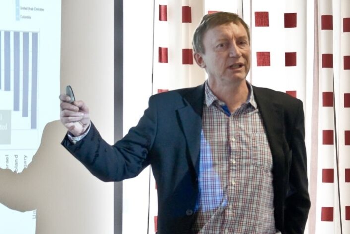 Eyvind Elstad har sammen med andre utdanningsforskere studert hvilke muligheter og begrensinger bruk av IKT i skolen gir. (Foto: Institutt for lærerutdanning og skoleforskning) Eyvind Elstad har sammen med andre utdanningsforskere studert hvilke muligheter og begrensinger bruk av IKT i skolen gir. (Foto: Institutt for lærerutdanning og skoleforskning)