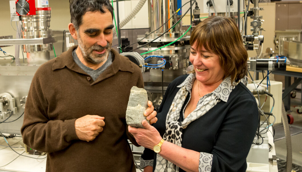 Allen Nutman og Vickie Bennet med fossilet de mener er 3,7 millarder år gammelt. Foto: Yuri Amelin Allen Nutman og Vickie Bennet med fossilet de mener er 3,7 millarder år gammelt. Foto: Yuri Amelin