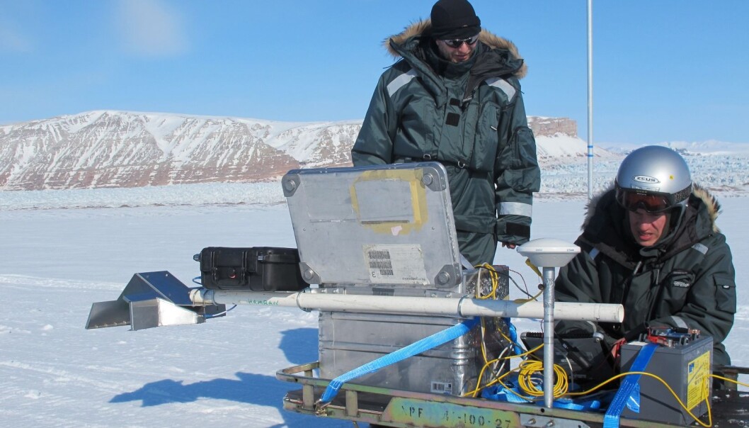 Dette bildet er tatt under testing av en prototyp av Rimfax på Svalbard. Svein-Erik Hamran (t.v.) og Mats Jørgen Øyan. (Foto: FFI) Dette bildet er tatt under testing av en prototyp av Rimfax på Svalbard. Svein-Erik Hamran (t.v.) og Mats Jørgen Øyan. (Foto: FFI)