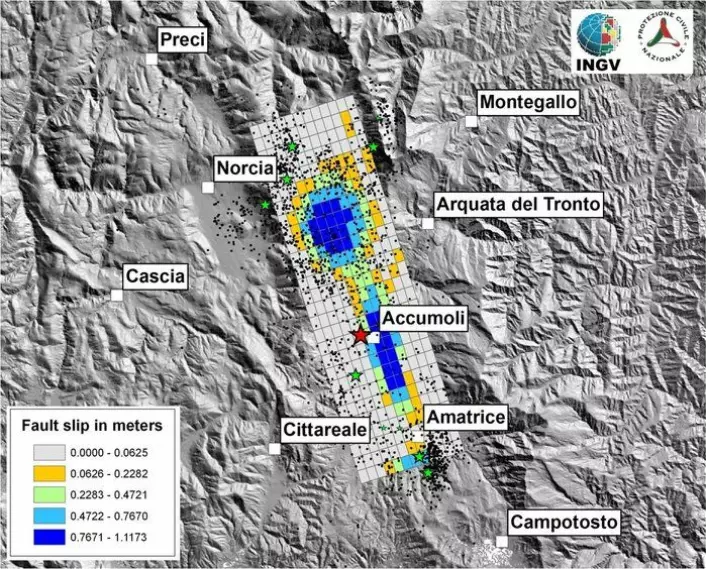 Sprekken (i blått, grønt, gult) mellom de to kontinentalplatene i Italia synes spesielt godt i området som ble rammet av jordskjelv 24. august. Områdene for episenter (rød stjerne) og etterskjelv (grønne og svarte stjerner) er også merket. (Foto: Copernicus/ESA/INGV)