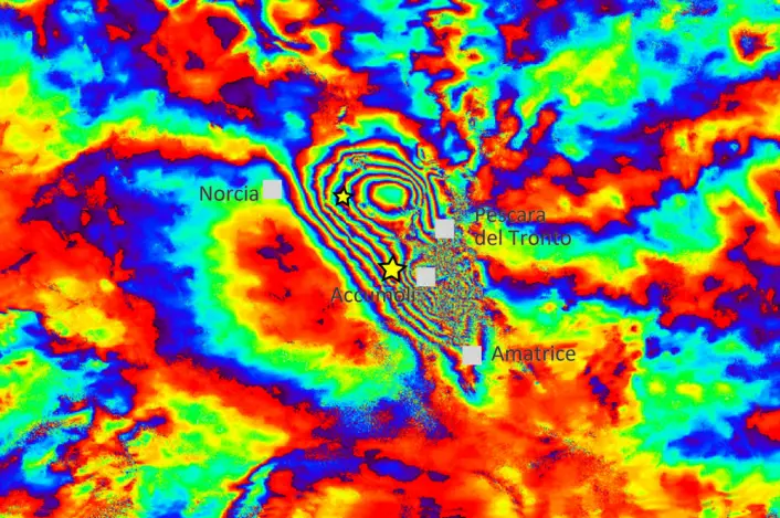 Interferogram av det jordskjelvrammete området i Italia. Radarbildene ble tatt av Sentinel-1A den 15. og 27. august 2016, før og etter jordskjelvet 24. august. De regnbuefargete linjene er tettest der jordskorpen har beveget seg mest. (Foto: Copernicus/ESA/CNR-IREA)