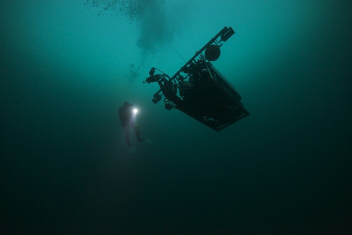 Forskere dobbeltsjekker en Remotely Operated Vehicle (ROV) i farvannet utenfor Frøya før den blir sendt ut i den arktiske polarnatten. (Foto: Geir Johnsen, NTNU, UNIS) Forskere dobbeltsjekker en Remotely Operated Vehicle (ROV) i farvannet utenfor Frøya før den blir sendt ut i den arktiske polarnatten. (Foto: Geir Johnsen, NTNU, UNIS)
