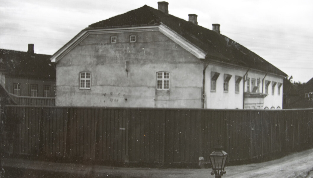 Til Kriminalasylet ble farlige og særlig vanskelige sinnssyke menn sendt. Asylet lå i Trondheim, men hadde pasienter fra hele landet. Slik så det ut rundt 1910. (Foto: Arkiv for Kriminalasylet og Reitgjerdet psykiatriske sykehus) Til Kriminalasylet ble farlige og særlig vanskelige sinnssyke menn sendt. Asylet lå i Trondheim, men hadde pasienter fra hele landet. Slik så det ut rundt 1910. (Foto: Arkiv for Kriminalasylet og Reitgjerdet psykiatriske sykehus)