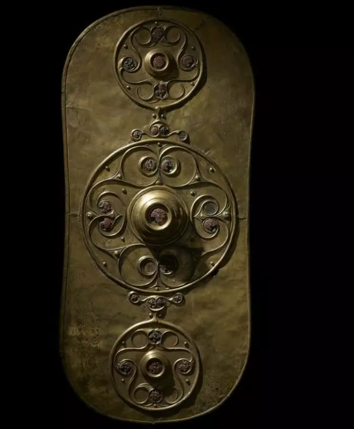 Det berømte Battersea-skjoldet var også laget tre, men det ytterste skallet du ser her, er av bronse. (Foto: ULAS)