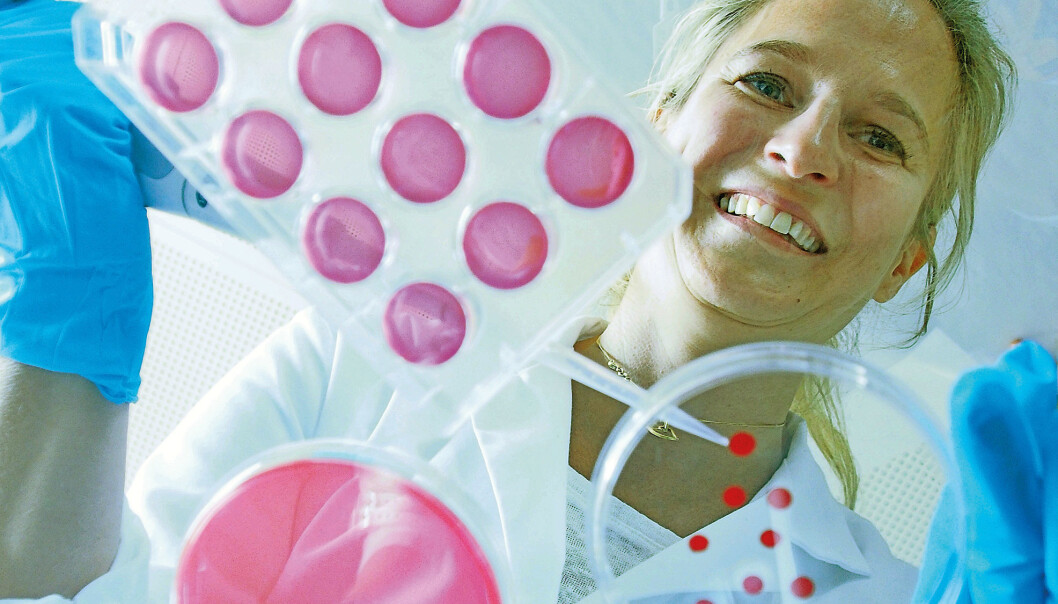 – Vi har til enhver tid halvannen kilo bakterier i kroppen. Det er like stor masse som i hjernen vår, forteller Jessica Lönn-Stensrud. (Foto: Hanne Utigard) – Vi har til enhver tid halvannen kilo bakterier i kroppen. Det er like stor masse som i hjernen vår, forteller Jessica Lönn-Stensrud. (Foto: Hanne Utigard)