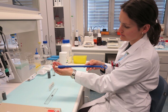 Marianne Lilletvedt Tovsen ved Universitetet i Oslo viser fram instrumentet som brukes for å plassere kapslene i magen til lammene. (Foto: UiO) Marianne Lilletvedt Tovsen ved Universitetet i Oslo viser fram instrumentet som brukes for å plassere kapslene i magen til lammene. (Foto: UiO)