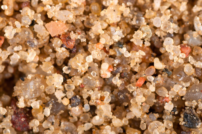 Et typisk sandkorn er om lag 0,5 millimeter i diameter. (Foto: Yury Smelov / Shutterstock / NTB scanpix) Et typisk sandkorn er om lag 0,5 millimeter i diameter. (Foto: Yury Smelov / Shutterstock / NTB scanpix)