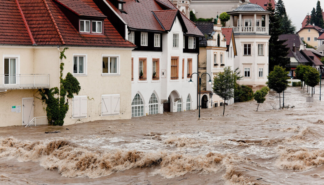 Med klimaendringer kan vi oppleve mer av hetebølger, oversvømmelser og ekstremvær. Det kan gå ut over helsa, ifølge en ny rapport. Bildet viser flommen i Steyr i Østerrike i 2013. (Foto: Lisa S. / Shutterstock / NTB scanpix) Med klimaendringer kan vi oppleve mer av hetebølger, oversvømmelser og ekstremvær. Det kan gå ut over helsa, ifølge en ny rapport. Bildet viser flommen i Steyr i Østerrike i 2013. (Foto: Lisa S. / Shutterstock / NTB scanpix)