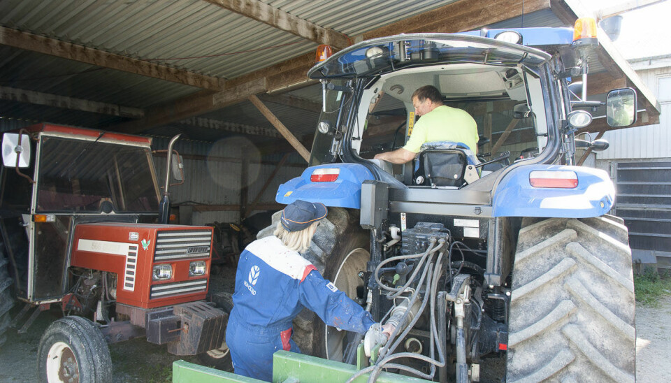 En del ulykker er relatert til påkobling av redskaper til kraftuttaket, som på dette bildet er bak på traktoren med hydraulikkslanger tilkoblet.  (Foto: Odd Roger Langørgen)