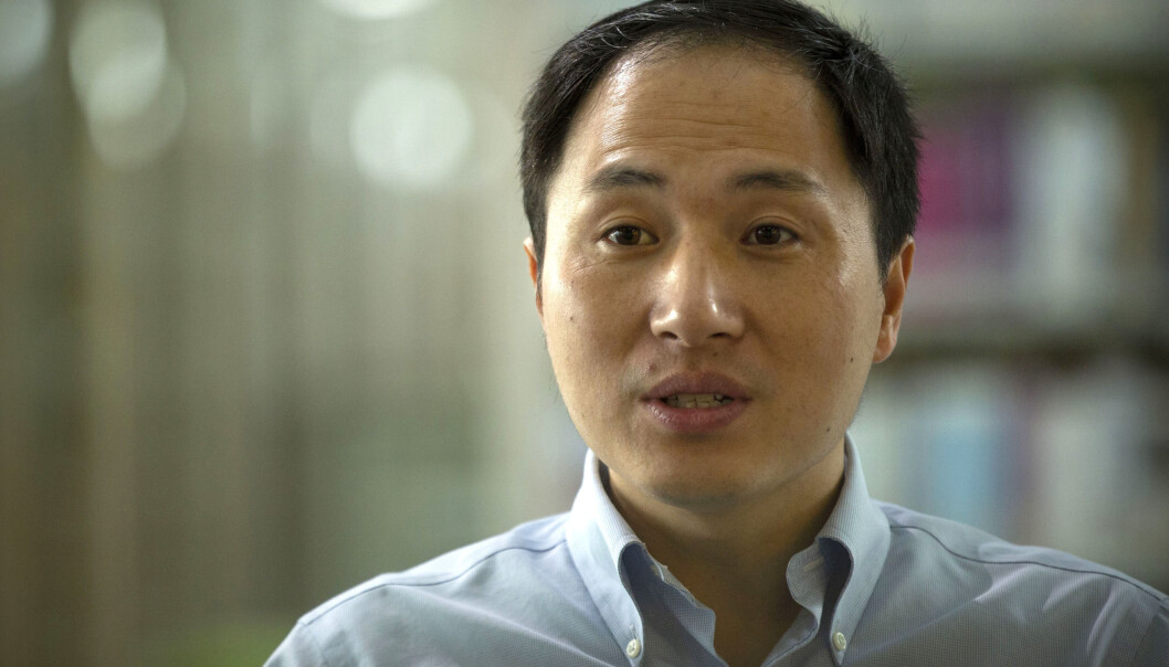 Forsker He Jiankui brukte genredigerings-teknologien CRISPR til å endre DNA-et til to embryo som fikk utvikle seg til barn. Nå viser nye forskning at det endrede genet kan ha gitt de to jentene høyere risiko for tidlig død. (Foto: AP Photo/Mark Schiefelbein/Scanpix) Forsker He Jiankui brukte genredigerings-teknologien CRISPR til å endre DNA-et til to embryo som fikk utvikle seg til barn. Nå viser nye forskning at det endrede genet kan ha gitt de to jentene høyere risiko for tidlig død. (Foto: AP Photo/Mark Schiefelbein/Scanpix)