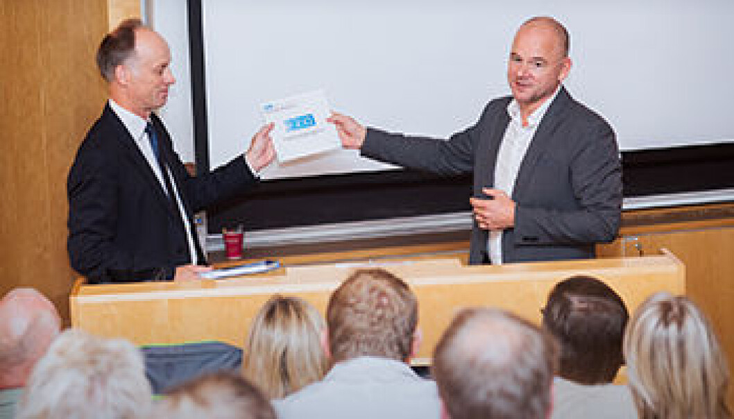 Senterleder Ludvig Sollid (t.v.) sammen med Sveinung Hole, representant fra K.G. Jebsen-stiftelsen, på åpningen av K.G.Jebsen senter for cøliakiforskning. (Foto: Kristin Ellefsen, UiO) Senterleder Ludvig Sollid (t.v.) sammen med Sveinung Hole, representant fra K.G. Jebsen-stiftelsen, på åpningen av K.G.Jebsen senter for cøliakiforskning. (Foto: Kristin Ellefsen, UiO)