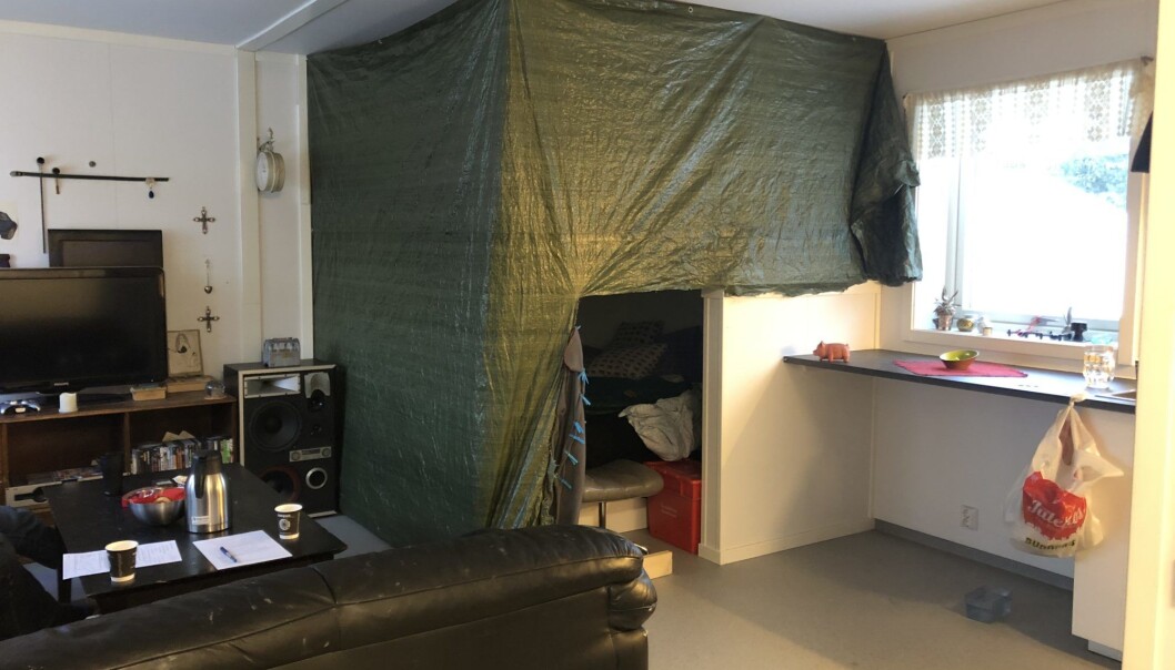 Her har beboeren laget et eget soverom ved hjelp av en presenning. En ettroms føles sjelden som et ekte hjem. (Foto: Sintef) Her har beboeren laget et eget soverom ved hjelp av en presenning. En ettroms føles sjelden som et ekte hjem. (Foto: Sintef)