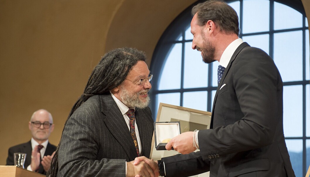 Professor Paul Gilroy mottar Holbergprisen 2019 av kronprins Haakon. (Foto: Marit Hommedal / NTB scanpix) Professor Paul Gilroy mottar Holbergprisen 2019 av kronprins Haakon. (Foto: Marit Hommedal / NTB scanpix)