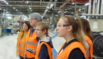 En delegasjon fra Rognan ungdomsskole under en befaring på Nexans i 2018. F.v. lærer Rita Johansen, Robin Wikberg, Adrian Håkonsen og Christina Staupåmo. (Foto: Privat/Lektor2) En delegasjon fra Rognan ungdomsskole under en befaring på Nexans i 2018. F.v. lærer Rita Johansen, Robin Wikberg, Adrian Håkonsen og Christina Staupåmo. (Foto: Privat/Lektor2)