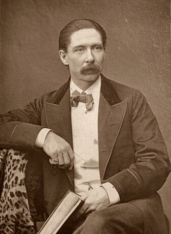 John Nevil Maskelyne kalte seg vitenskapelig utforsker av illusjoner. Han levde fra 1839 til 1917. (Foto: ukjent/Wikimedia Commons. Bildet er falt i det fri) John Nevil Maskelyne kalte seg vitenskapelig utforsker av illusjoner. Han levde fra 1839 til 1917. (Foto: ukjent/Wikimedia Commons. Bildet er falt i det fri)