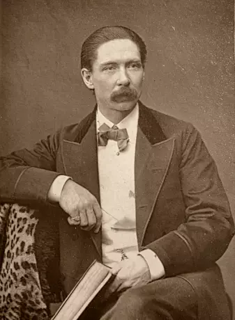 John Nevil Maskelyne kalte seg vitenskapelig utforsker av illusjoner. Han levde fra 1839 til 1917. (Foto: ukjent/Wikimedia Commons. Bildet er falt i det fri)