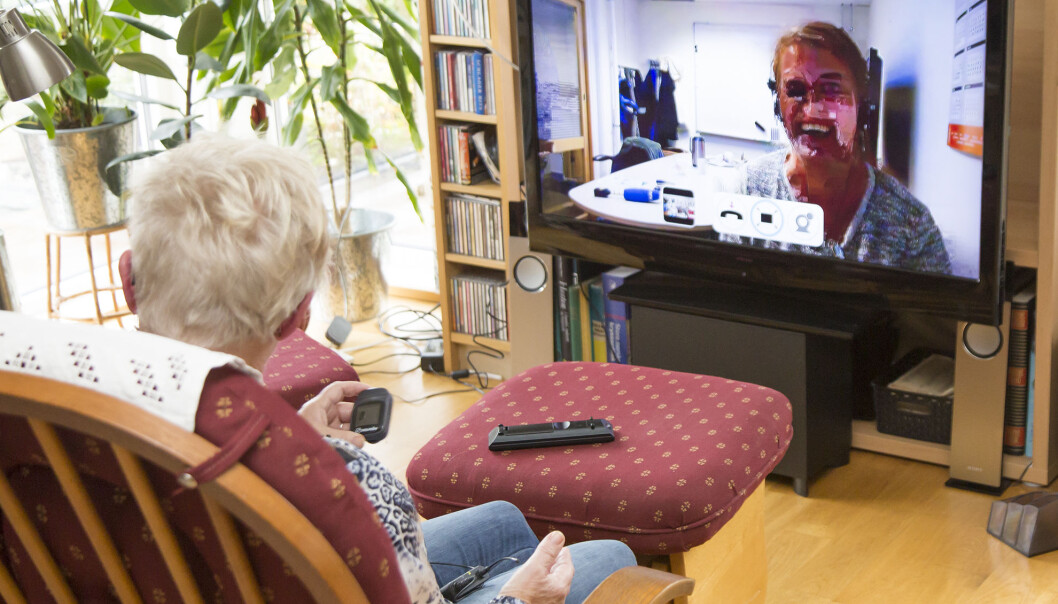 Eldre mennesker er positive til å ta i bruk ny velferdsteknologi, som for eksempel bruk av video til å kommunisere med helsepersonell. Her fra et pilotprosjekt i Randaberg kommune (Foto: Ove Sveinung Tennfjord) Eldre mennesker er positive til å ta i bruk ny velferdsteknologi, som for eksempel bruk av video til å kommunisere med helsepersonell. Her fra et pilotprosjekt i Randaberg kommune (Foto: Ove Sveinung Tennfjord)