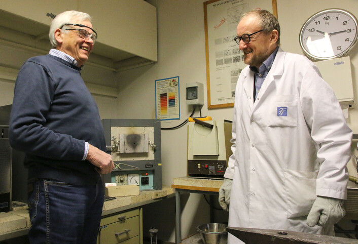 – Hvis det er så enkelt at vi kan få det til, kunne myntmesterne greie det for 500 år siden også, for de var fagfolk, sier professor emeritus Otto Lohne ved NTNU. Her med overingeniør Pål Ulseth. (Foto: Idun Haugan, NTNU) – Hvis det er så enkelt at vi kan få det til, kunne myntmesterne greie det for 500 år siden også, for de var fagfolk, sier professor emeritus Otto Lohne ved NTNU. Her med overingeniør Pål Ulseth. (Foto: Idun Haugan, NTNU)