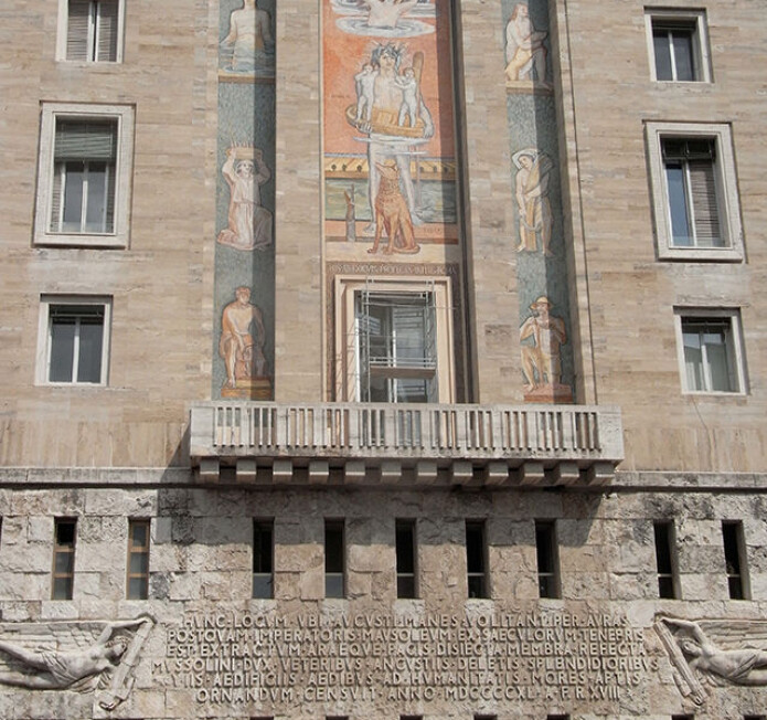 «Den evige stad» er full av latinske inskripsjonar. Denne, frå Piazza Augusto Imperatore («Keisar Augustus sin plass»), er frå Mussolini-perioden. (Foto: Alex1011 / Wikimedia commons CC BY-SA 3.0) «Den evige stad» er full av latinske inskripsjonar. Denne, frå Piazza Augusto Imperatore («Keisar Augustus sin plass»), er frå Mussolini-perioden. (Foto: Alex1011 / Wikimedia commons CC BY-SA 3.0)