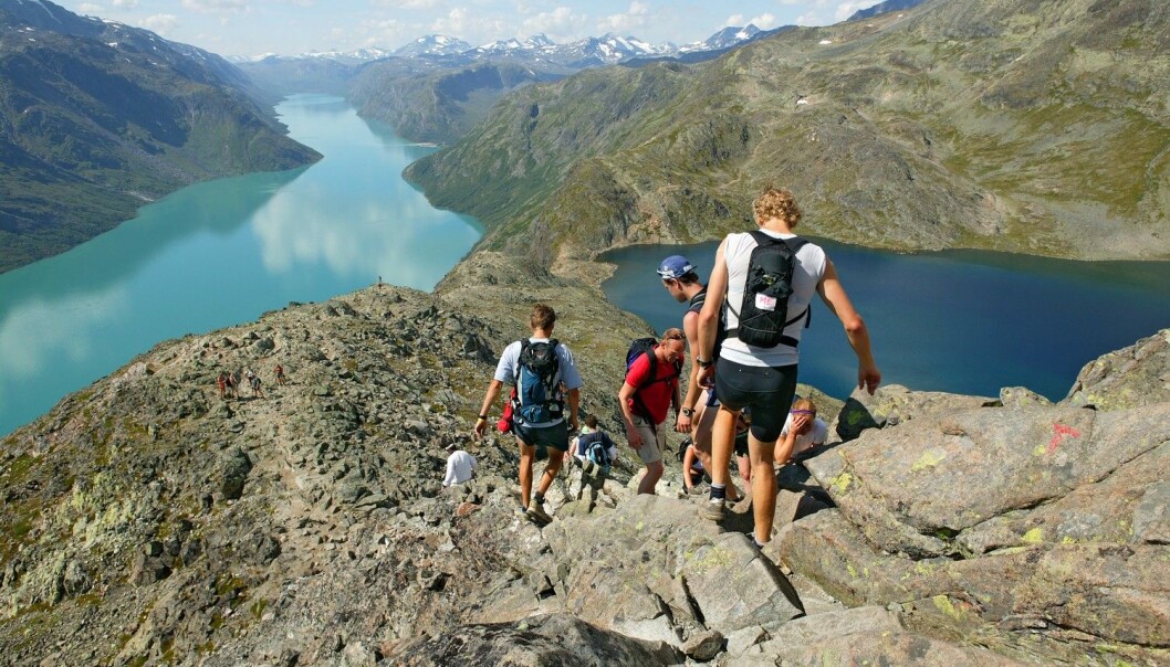 Åtte milliarder mennesker besøker årlig verdens verneområder. Bildet viser populære Besseggen i Jotunheimen nasjonalpark. Foto: Morten Helgesen. Åtte milliarder mennesker besøker årlig verdens verneområder. Bildet viser populære Besseggen i Jotunheimen nasjonalpark. Foto: Morten Helgesen.