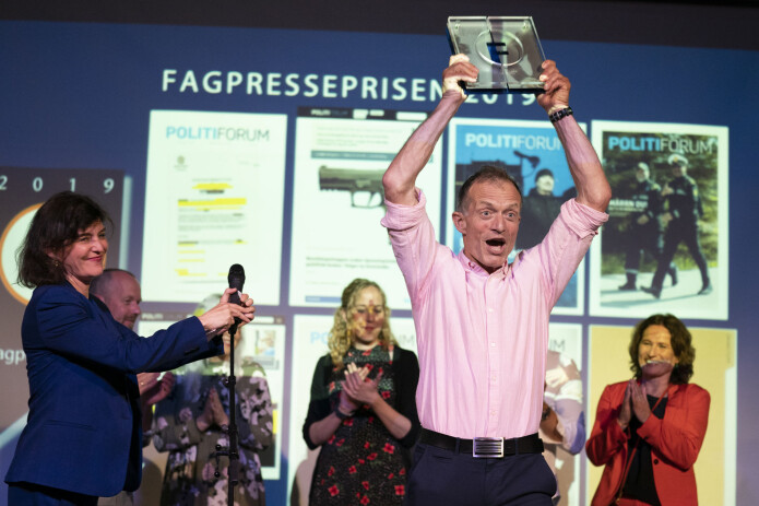 Politiforum vant Fagpresseprisen 2019. Bladet kan dermed kalle seg «Årets fagblad resten av året. Redaktør Ole Martin Mortvedt og redaksjonen mottok prisen av juryleder Kjersti Løken Stavrum under utdelingen av Fagpresseprisene 2019 på Månefisken torsdag kveld. (Foto: Heiko Junge / NTB scanpix) Politiforum vant Fagpresseprisen 2019. Bladet kan dermed kalle seg «Årets fagblad resten av året. Redaktør Ole Martin Mortvedt og redaksjonen mottok prisen av juryleder Kjersti Løken Stavrum under utdelingen av Fagpresseprisene 2019 på Månefisken torsdag kveld. (Foto: Heiko Junge / NTB scanpix)
