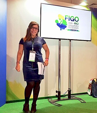 Iqbal Al-Zirqi er fødselslege ved Oslo universitetssykehus og forsker ved Nasjonal kompetansetjeneste for kvinnehelse. Her presenterer hun forskningsresultatene sine på den internasjonale FIGO-konferansen om fødselsmedisin og gynekologi i Rio, Brazil i oktober 2018. (Foto: privat). Iqbal Al-Zirqi er fødselslege ved Oslo universitetssykehus og forsker ved Nasjonal kompetansetjeneste for kvinnehelse. Her presenterer hun forskningsresultatene sine på den internasjonale FIGO-konferansen om fødselsmedisin og gynekologi i Rio, Brazil i oktober 2018. (Foto: privat).