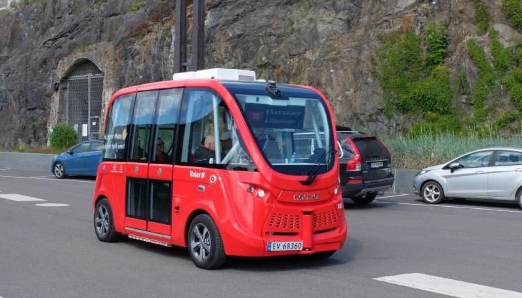 Den førerløse bussen Mads kjører uten sjåfør langs havnepromenaden i Oslo, fra Vippetangen til Kontraskjæret. Bussen er et eksempel på kunstig intelligens som funker, men det er ikke bestandig teknologien gjør som vi vil. (Foto: Eivind Torgersen/UiO) Den førerløse bussen Mads kjører uten sjåfør langs havnepromenaden i Oslo, fra Vippetangen til Kontraskjæret. Bussen er et eksempel på kunstig intelligens som funker, men det er ikke bestandig teknologien gjør som vi vil. (Foto: Eivind Torgersen/UiO)