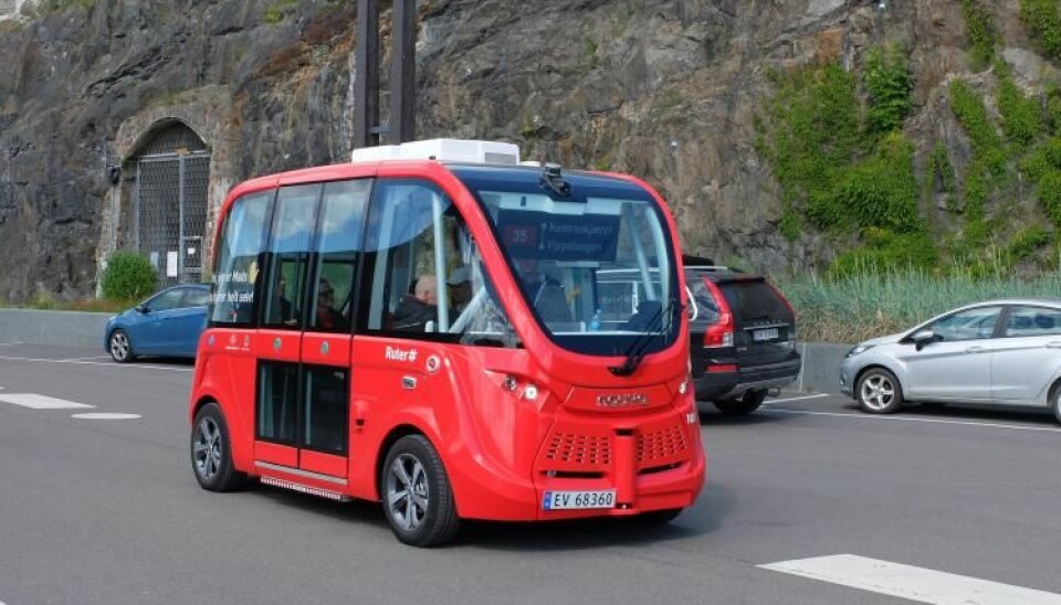Den førerløse bussen Mads kjører uten sjåfør langs havnepromenaden i Oslo, fra Vippetangen til Kontraskjæret. Bussen er et eksempel på kunstig intelligens som funker, men det er ikke bestandig teknologien gjør som vi vil. (Foto: Eivind Torgersen/UiO)