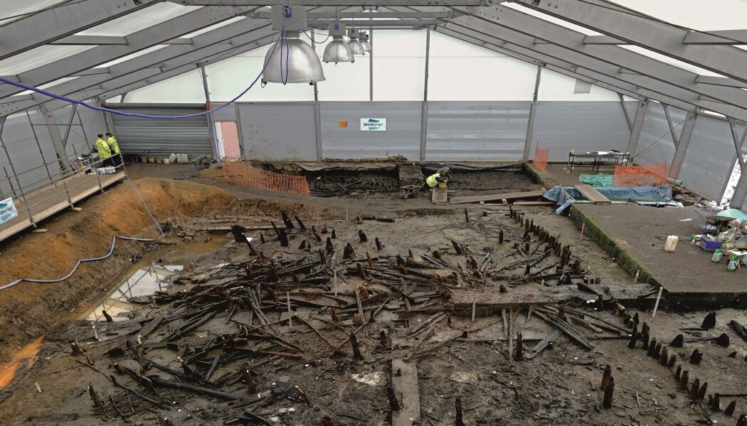 Restene etter Must Farm. Du kan tydelig se pålene som husene sto på for rundt 3000 år siden. (Bilde: D. Webb/Knight et al./Antiquity) Restene etter Must Farm. Du kan tydelig se pålene som husene sto på for rundt 3000 år siden. (Bilde: D. Webb/Knight et al./Antiquity)