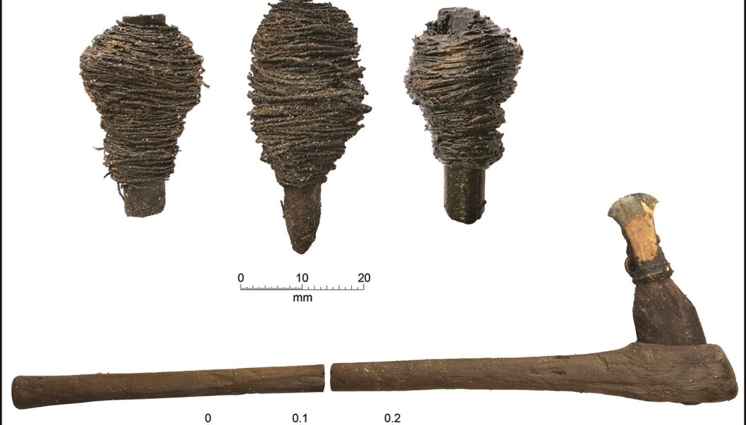 Noen av funnene fra Must Farm. Det øverste er hyssing eller garn som er tvunnet rundt en trepinne, og nederst ser du en øks. (Bilde :D. Webb/Knight et al./Antiquity) Noen av funnene fra Must Farm. Det øverste er hyssing eller garn som er tvunnet rundt en trepinne, og nederst ser du en øks. (Bilde :D. Webb/Knight et al./Antiquity)