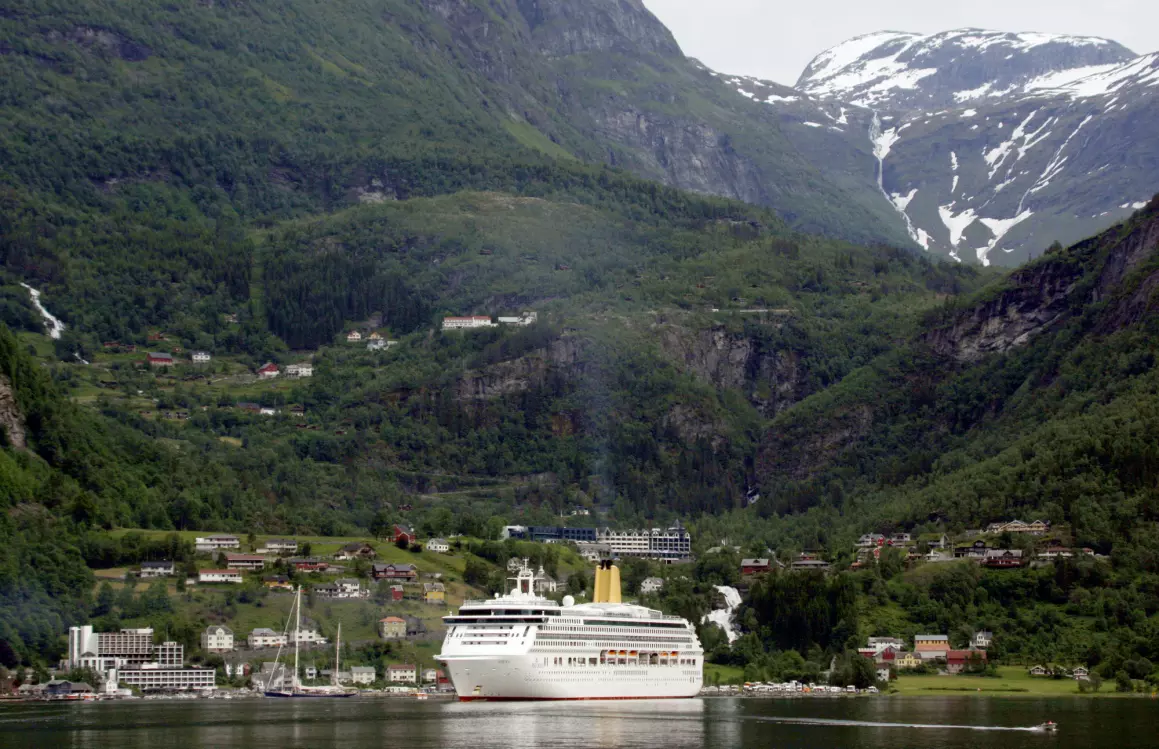 I 2017 trafikkerte 110 cruiseskip i norske farvann. Her fra Geiranger i Møre og Romsdal. (Foto: Paul Kleiven / NTB scanpix)