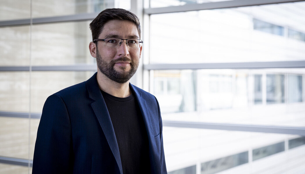 – Jeg tror ikke folk er klar over at søkemotor-tjenestene ikke er gratis. Man betaler ved å dele av sin personlige informasjon, og man må stole på at de som lagrer informasjonen ikke misbruker den, sier professor Krisztian Balog. (Foto: Mari Løvås) – Jeg tror ikke folk er klar over at søkemotor-tjenestene ikke er gratis. Man betaler ved å dele av sin personlige informasjon, og man må stole på at de som lagrer informasjonen ikke misbruker den, sier professor Krisztian Balog. (Foto: Mari Løvås)
