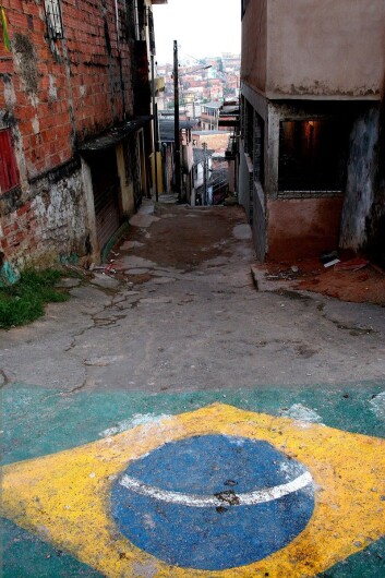 Millioner av barn vokser opp i favelaer i Brasil. Til tross for at den materielle levestandarden har gått opp i de fleste hushold, sliter nabolagene med problemer, som rusmisbruk, kriminalitet og vold. (Foto: Marit Ursin, NTNU) Millioner av barn vokser opp i favelaer i Brasil. Til tross for at den materielle levestandarden har gått opp i de fleste hushold, sliter nabolagene med problemer, som rusmisbruk, kriminalitet og vold. (Foto: Marit Ursin, NTNU)