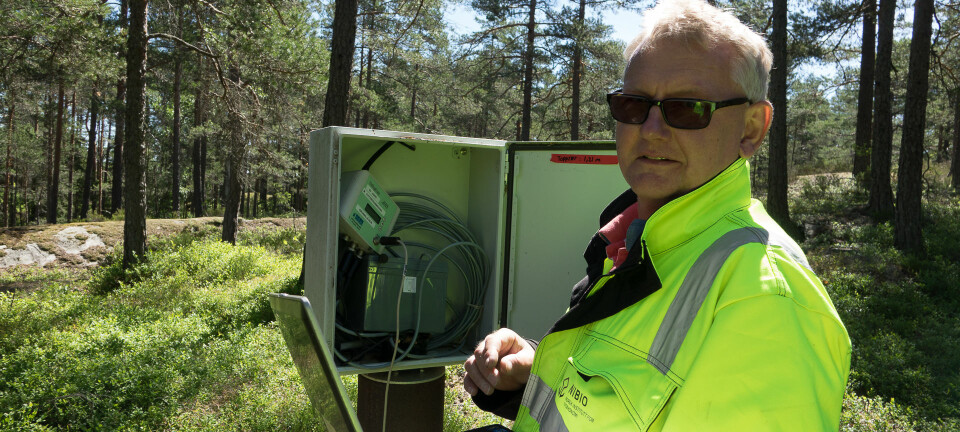 Øistein Johansen sjekker en av boksene som passer vannstanden for grunnvann og overflatevann i forbindelse med byggingen av Follobanen. (Foto: Siri Elise Dybdal)