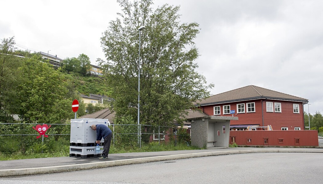 Vanntanker er plassert rundt på Askøy der folk som er tilknyttet Kleppe vannverk, kan tappe vann. (Foto: Marit Hommedal, NTB scanpix) Vanntanker er plassert rundt på Askøy der folk som er tilknyttet Kleppe vannverk, kan tappe vann. (Foto: Marit Hommedal, NTB scanpix)