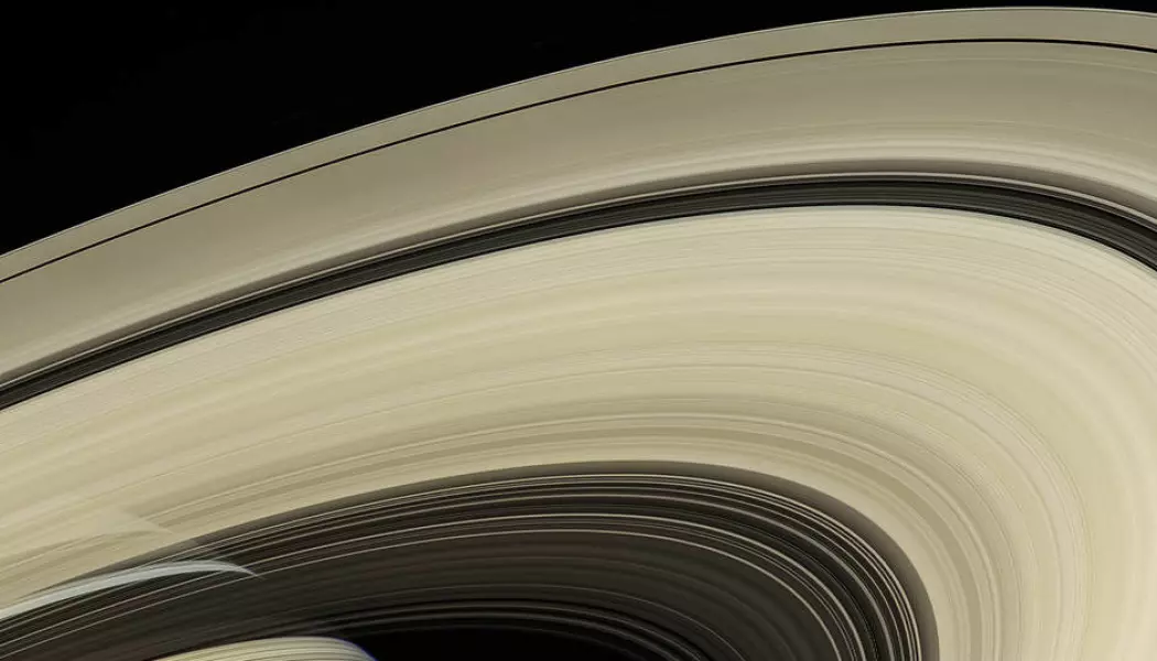 Saturns ringer, med planeten nede til venstre i bildet. Dette er et av mange bilder som romsonden Cassini sendte tilbake på sitt oppdrag. (Bilde: NASA)