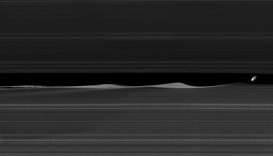 Et svært mystisk bilde, men det viser månen Daphnis helt til høyre, og bølgeformasjoner i ringene som oppstår på grunn av påvirkning fra Daphnis bane rundt Saturn. (Bilde: NASA) Et svært mystisk bilde, men det viser månen Daphnis helt til høyre, og bølgeformasjoner i ringene som oppstår på grunn av påvirkning fra Daphnis bane rundt Saturn. (Bilde: NASA)