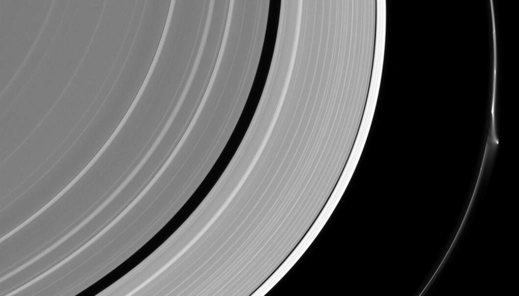 En tydelig forstyrrelse av den ytterste F-ringen gjorde at den ble "smurt" utover. (Bilde: NASA) En tydelig forstyrrelse av den ytterste F-ringen gjorde at den ble "smurt" utover. (Bilde: NASA)