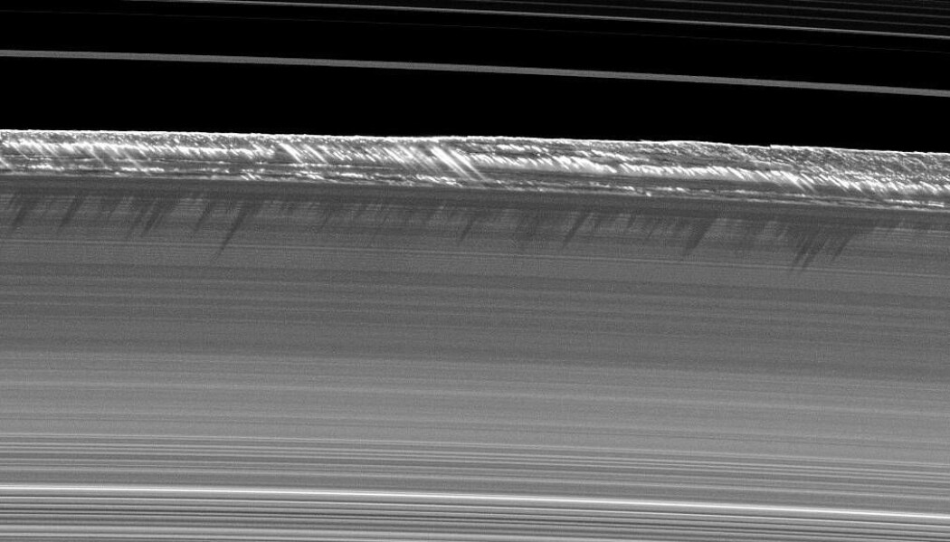 Her ser du tydelig disse formasjonene i ringene, og skyggene som kastes innover. Skyggene er flere kilometer lange. (Bilde: NASA) Her ser du tydelig disse formasjonene i ringene, og skyggene som kastes innover. Skyggene er flere kilometer lange. (Bilde: NASA)