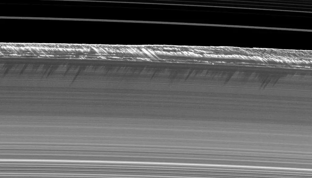 Her ser du tydelig disse formasjonene i ringene, og skyggene som kastes innover. Skyggene er flere kilometer lange. (Bilde: NASA)