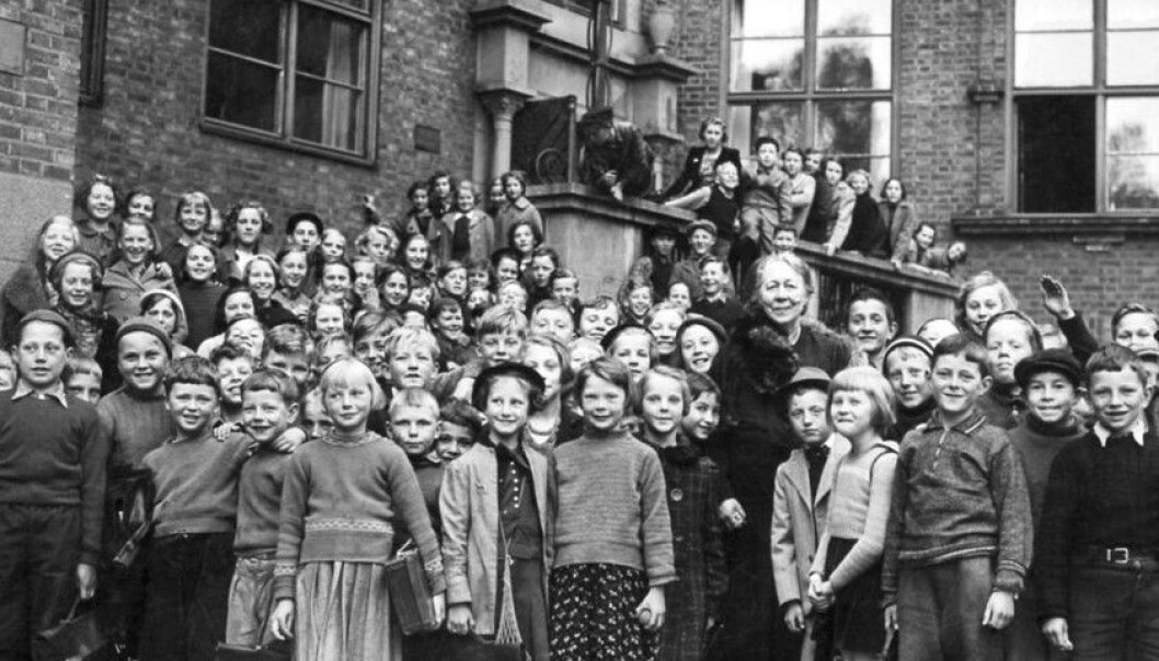 Anna Sethne med elever foran Sagene skole. (Foto: Sagene skole) Anna Sethne med elever foran Sagene skole. (Foto: Sagene skole)