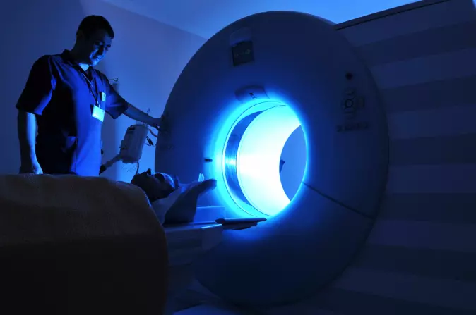 Forsøkspersonene ble lagt i en fMRI-skanner som følger blodgjennomstrømningen i hjernen. (Foto: Levent Konuk / Shutterstock / NTB scanpix)
