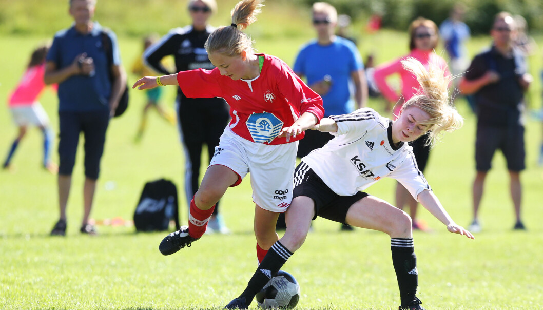 Jenter i aldersklassen 15-16 år fra Sykkylven IL og Reinen IL i frisk dribling under Norway Cup denne uken. Reinen vant 1-0. En studie fra Tyskland viser at driblehastigheten senkes om jenter blir møtt med negative holdninger til kvinnefotball. (Foto: Norway Cup/Fabian Stratenschulte) Jenter i aldersklassen 15-16 år fra Sykkylven IL og Reinen IL i frisk dribling under Norway Cup denne uken. Reinen vant 1-0. En studie fra Tyskland viser at driblehastigheten senkes om jenter blir møtt med negative holdninger til kvinnefotball. (Foto: Norway Cup/Fabian Stratenschulte)