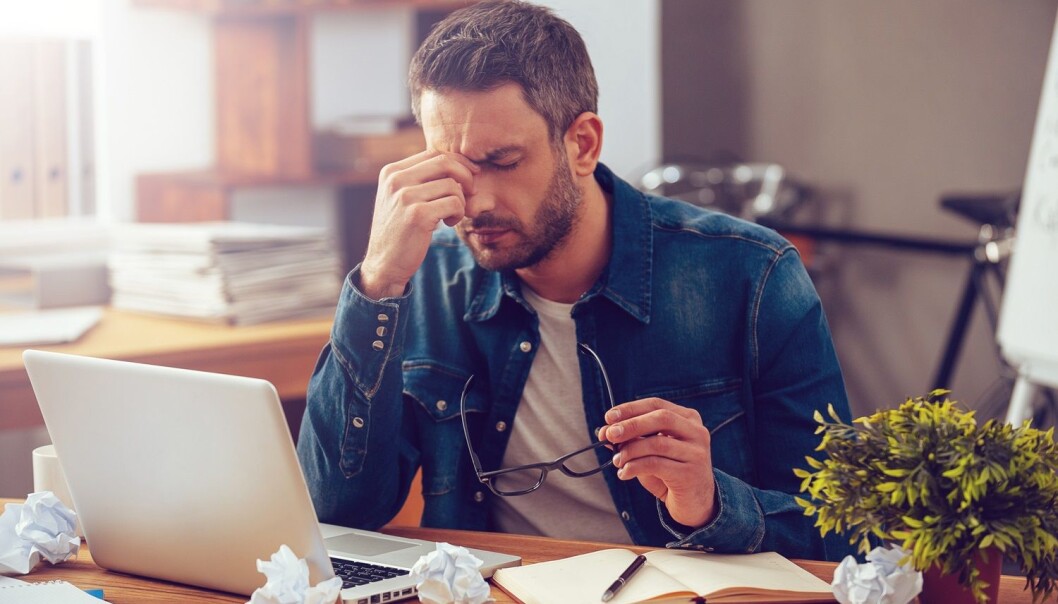 Stirrer du på skjermen hele tiden, kan du få tørre øyne og problemer med å fokusere. (Foto: Shutterstock /NTB Scanpix) Stirrer du på skjermen hele tiden, kan du få tørre øyne og problemer med å fokusere. (Foto: Shutterstock /NTB Scanpix)