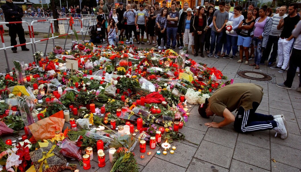 Ni ble drept i angrepet i et kjøpesenter i München 22. juli. (Foto: Arnd Wiegmann/Reuters /NTB scanpix) Ni ble drept i angrepet i et kjøpesenter i München 22. juli. (Foto: Arnd Wiegmann/Reuters /NTB scanpix)